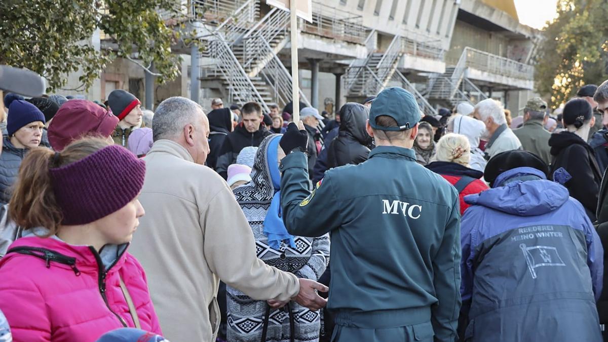 Las autoridades prorrusas evacúan a población civil en Jersón ante el avance de las tropas ucrnianas.