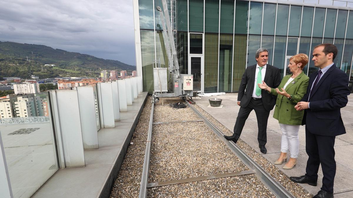 Basañez, Tapia y Ansola en la cubierta de BEC esta mañana mirando la zona donde se instalarán los nuevos paneles solares