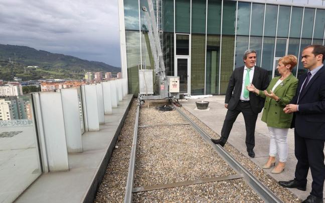 Basañez, Tapia y Ansola en la cubierta de BEC esta mañana mirando la zona donde se instalarán los nuevos paneles solares Basañez, Tapia y Ansola en la cubierta de BEC esta mañana mirando la zona donde se instalarán los nuevos paneles solares