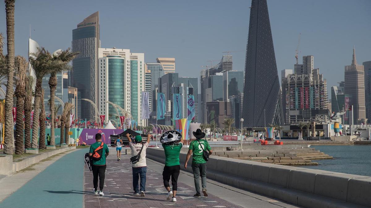 Aficionados pasean por Doha a pocas horas del inicio del mundial de Qatar 2022.