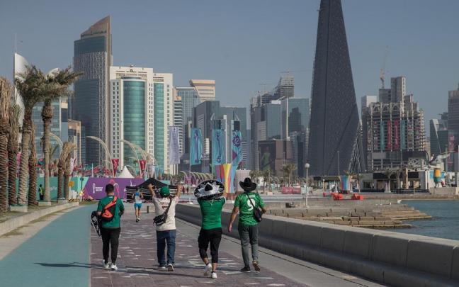 Aficionados pasean por Doha a pocas horas del inicio del mundial de Qatar 2022.