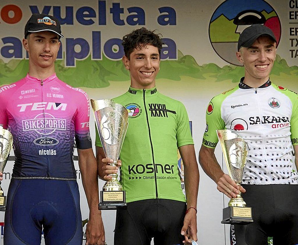 En el centro, el ganador de la vuelta Bernardo Gastón.