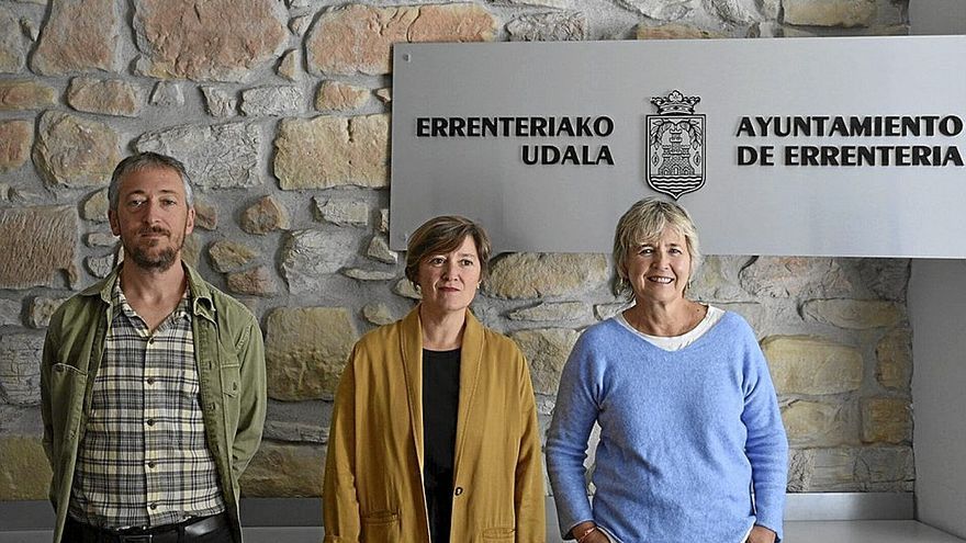 Patxi Arrazola, de la agencia Oarsoaldea, la alcaldesa Aizpea Otaegi y la edil Alazne Korta. | FOTO: N.G.