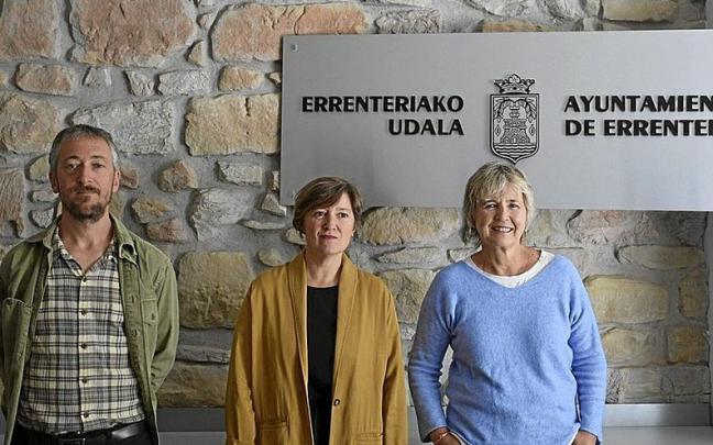 Patxi Arrazola, de la agencia Oarsoaldea, la alcaldesa Aizpea Otaegi y la edil Alazne Korta. | FOTO: N.G. Patxi Arrazola, de la agencia Oarsoaldea, la alcaldesa Aizpea Otaegi y la edil Alazne Korta. | FOTO: N.G.