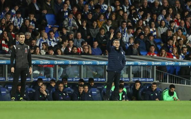Ernesto Valverde da &oacute;rdenes a sus jugadores durante el derbi ante la Real Sociedad.