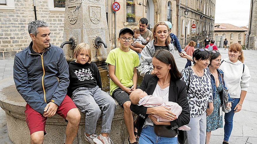 Un grupo de refugiadas ucranianas visitó ayer el Casco Viejo de Vitoria. | FOTO: JORGE MUÑOZ