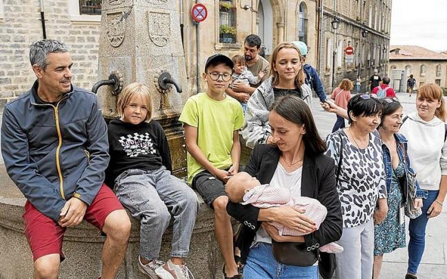 Un grupo de refugiadas ucranianas visitó ayer el Casco Viejo de Vitoria. | FOTO: JORGE MUÑOZ
