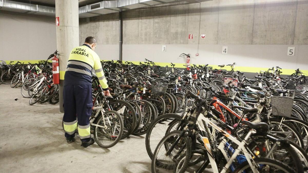 Un trabajador coloca una bicicleta en el depósito de Morlans.