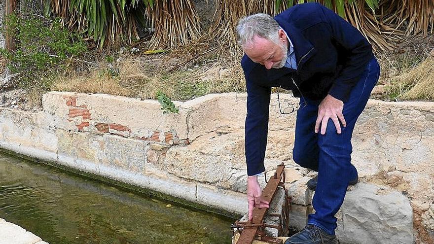Gregorio Alemany en una acequia.