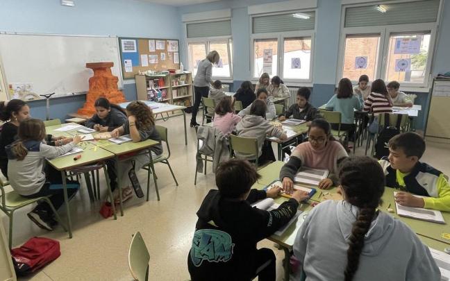 El alumnado de 6º de Educación Primaria, trabajando las fracciones. El alumnado de 6º de Educación Primaria, trabajando las fracciones.