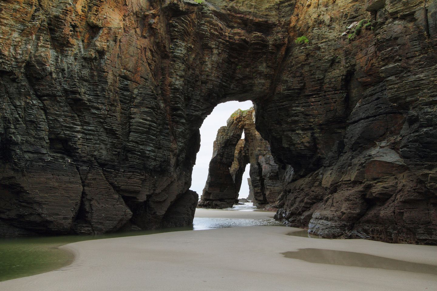 Vista de la playa de las catedrales bajo uno de sus famosos arcos.
