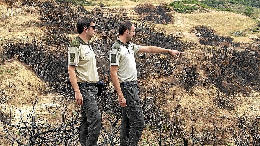 Iosu Alcuaz y David Ruiz de Alda, en la zona calcinada