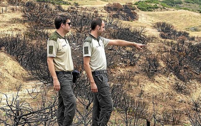 Iosu Alcuaz y David Ruiz de Alda, en la zona calcinada