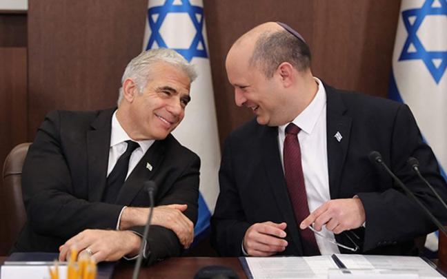 El ministro de Exteriores Yair Lapid y el primer ministro israel&iacute;, Naftali Benet.