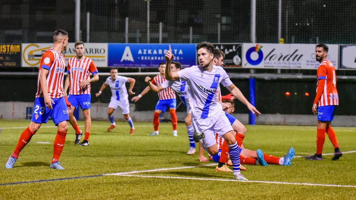 Cristian Sanz marca el gol del empate para el Beasain ante el Sporting.