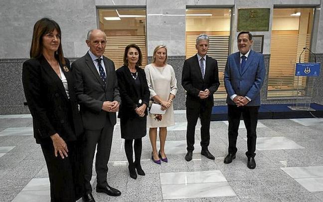Acto de homenaje en el atrio del Palacio de Justicia. | FOTO: J. M. MARTÍNEZ Acto de homenaje en el atrio del Palacio de Justicia. | FOTO: J. M. MARTÍNEZ
