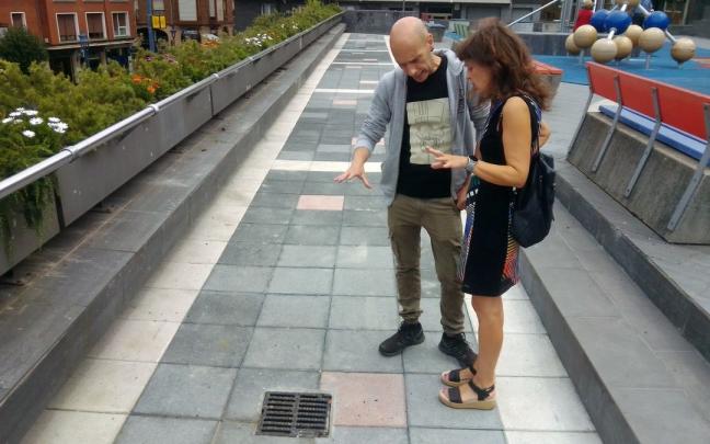 La canalizaci&oacute;n de la zona de juegos infantiles, origen de las grandes filtraciones de agua.