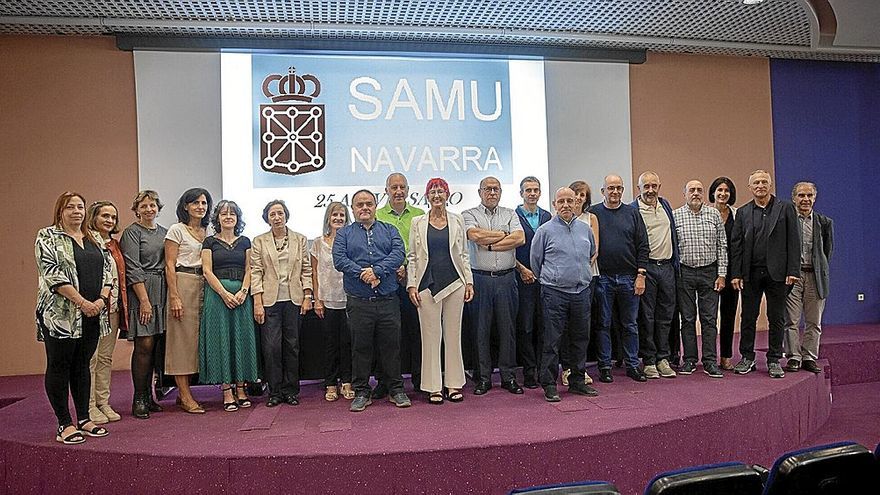 La consejera Induráin, en el centro, junto a los pioneros y pioneras de las ambulancias de soporte vital avanzado. | FOTO: PATXI CASCANTE