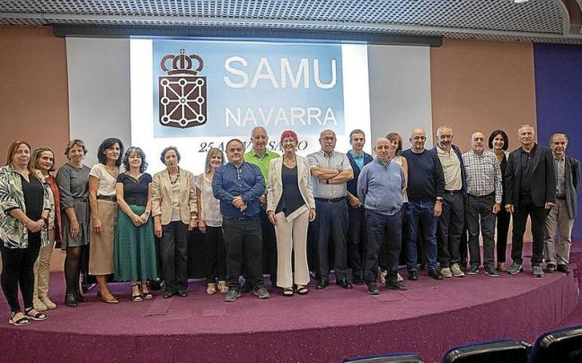 La consejera Induráin, en el centro, junto a los pioneros y pioneras de las ambulancias de soporte vital avanzado. | FOTO: PATXI CASCANTE La consejera Induráin, en el centro, junto a los pioneros y pioneras de las ambulancias de soporte vital avanzado. | FOTO: PATXI CASCANTE