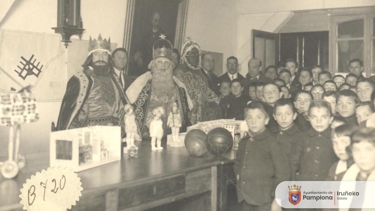 Los Reyes Magos rodeados de niños en 1958