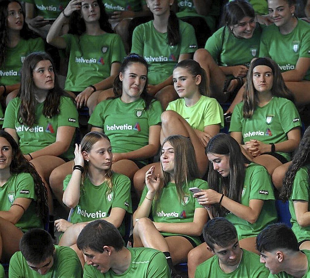 Algunos de los canteranos presentes ayer en el pabellón.