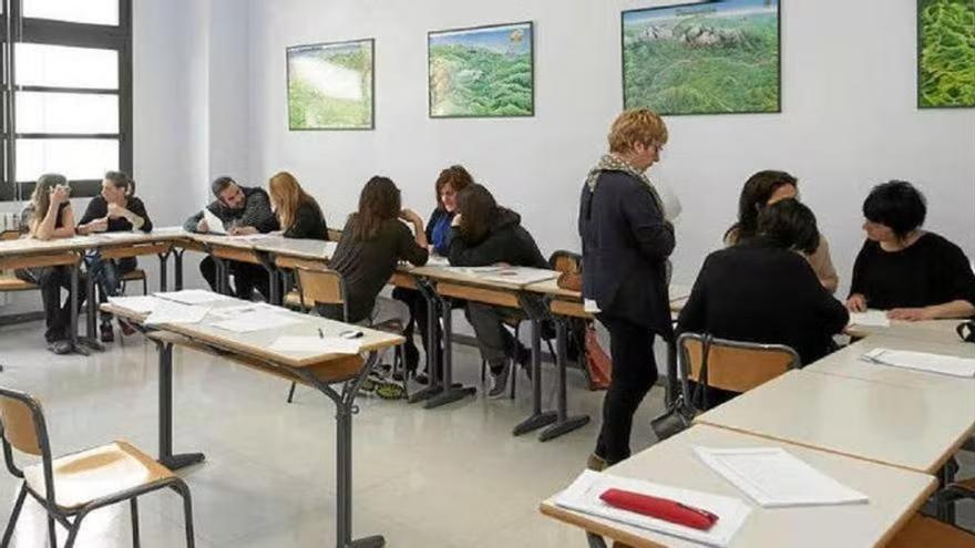 Un grupo de estudiantes, en un aula de un euskaltegi.