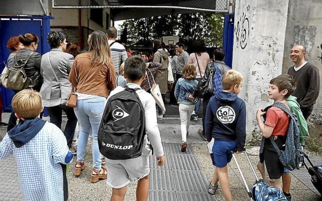 Varios ni&ntilde;os y ni&ntilde;as entran a un centro escolar guipuzcoano el primer d&iacute;a de curso. | FOTO: JAVI COLMENERO