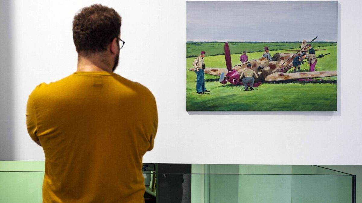 Un visitante, ante uno de los cuadros de la exposición.