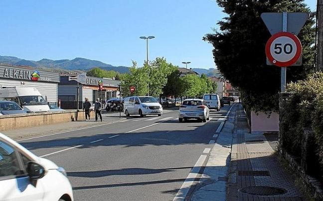 La carretera que atraviesa Mendelu, por la que pasan unos 55.000 veh&iacute;culos al d&iacute;a.