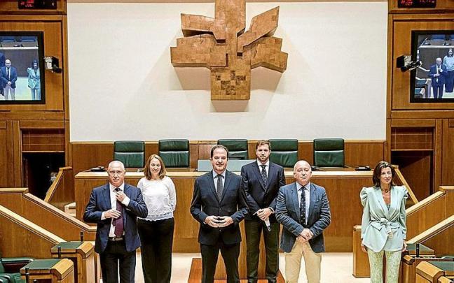 PP+C’s taldeko kideak Eusko Legebiltzarrean ateratako irudi batean. | ARGAZKIA: EFE PP+C’s taldeko kideak Eusko Legebiltzarrean ateratako irudi batean. | ARGAZKIA: EFE