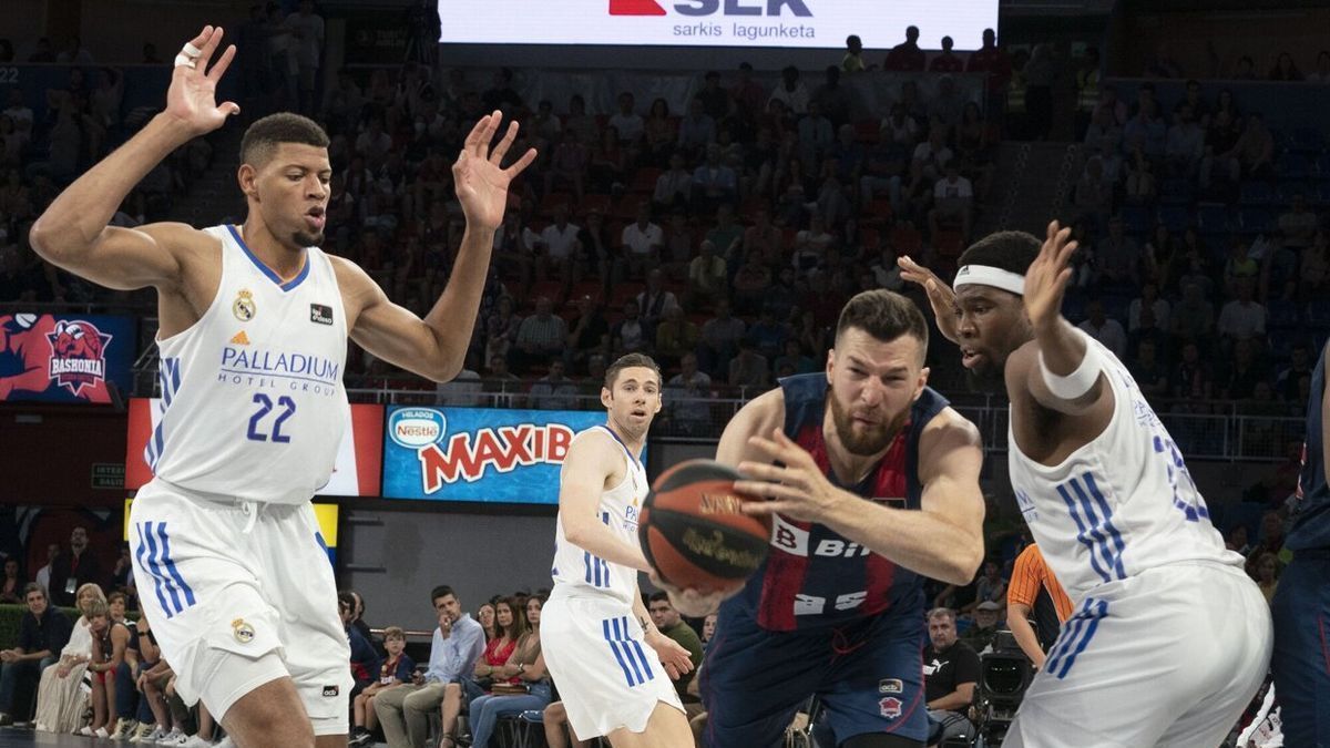 Peters se trastabilla ante Yabusele en un partido ante el Real Madrid