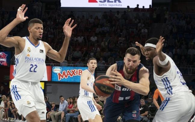 Peters se trastabilla ante Yabusele en un partido ante el Real Madrid