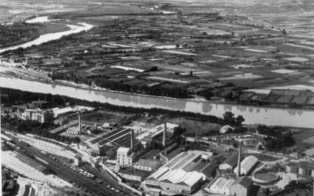 Vista panorámica de la Azucarera tomada desde el paseo de Invierno a mediados de los años 1950. Vista panorámica de la Azucarera tomada desde el paseo de Invierno a mediados de los años 1950.