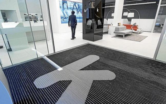 Oficina principal de Kutxabank en Donostia. | FOTO: RUBEN PLAZA