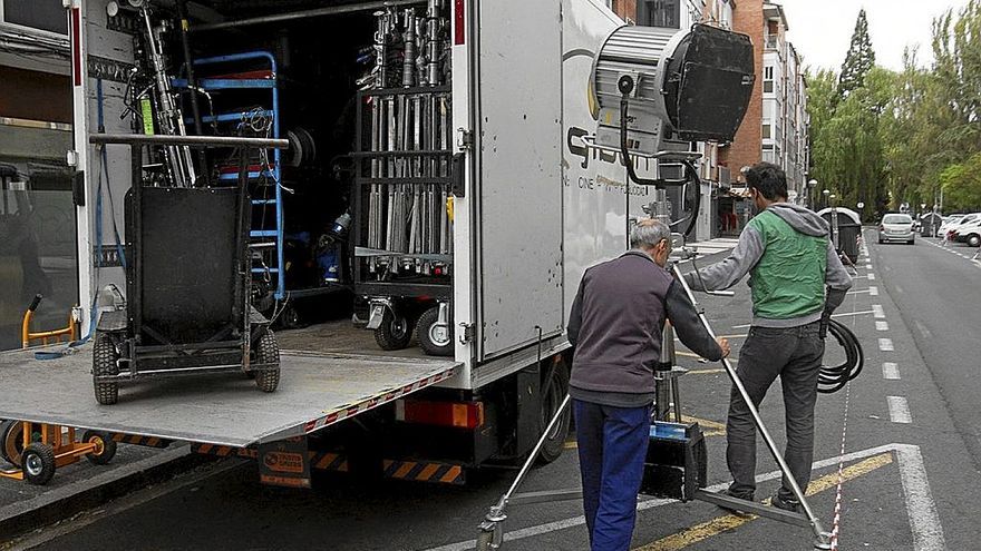 Dos técnicos preparando el rodaje de una escena en una calle de Vitoria.