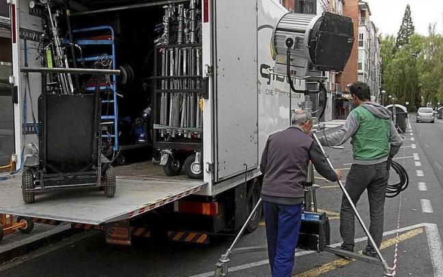 Dos técnicos preparando el rodaje de una escena en una calle de Vitoria. Dos técnicos preparando el rodaje de una escena en una calle de Vitoria.