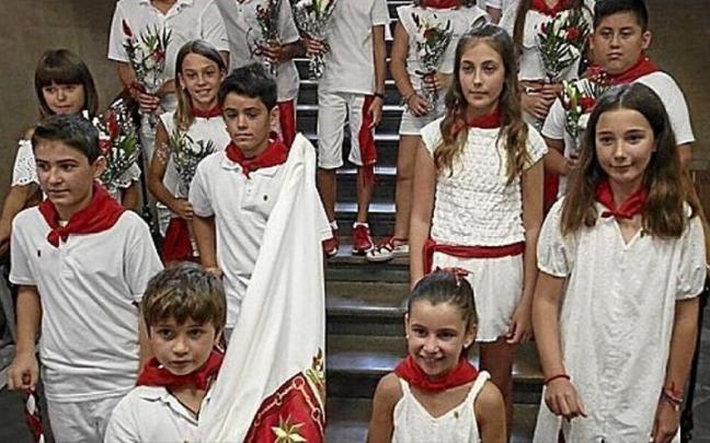 La corporación infantil ayer en el ayuntamiento de Estella-Lizarra.