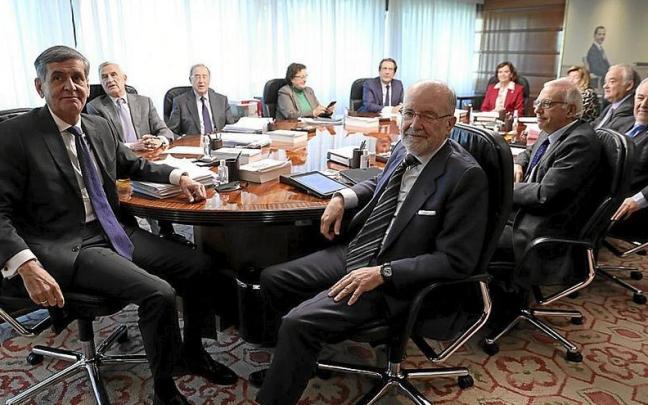 Los miembros del Tribunal Constitucional, en un Pleno de 2021. | FOTO: E. P.