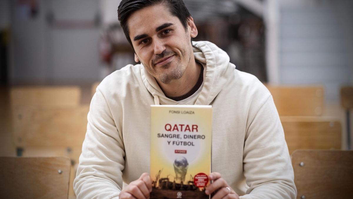 Fonsi Loaiza, con su nuevo libro basado en un trabajo de investigación periodístico: ‘Qatar. Sangre, dinero y fútbol’.