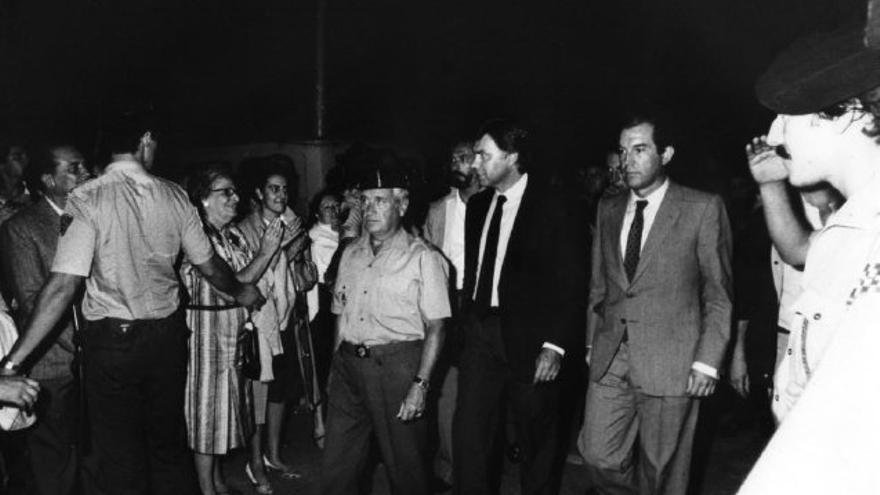 González, días después de ganar las elecciones, aterrizó en Bilbao para asistir al entierro de la esposa de Ramón Rubial en Derio.