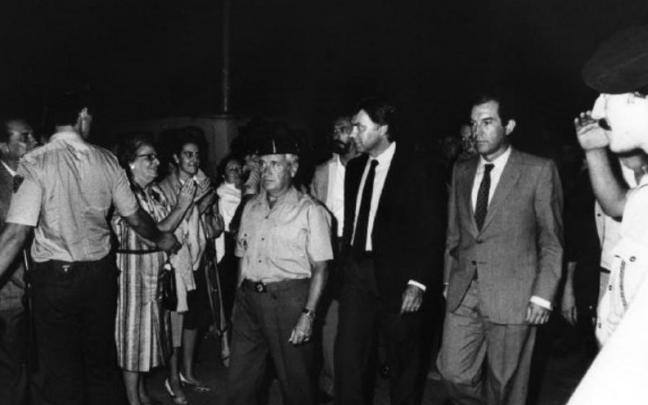 González, días después de ganar las elecciones, aterrizó en Bilbao para asistir al entierro de la esposa de Ramón Rubial en Derio. González, días después de ganar las elecciones, aterrizó en Bilbao para asistir al entierro de la esposa de Ramón Rubial en Derio.