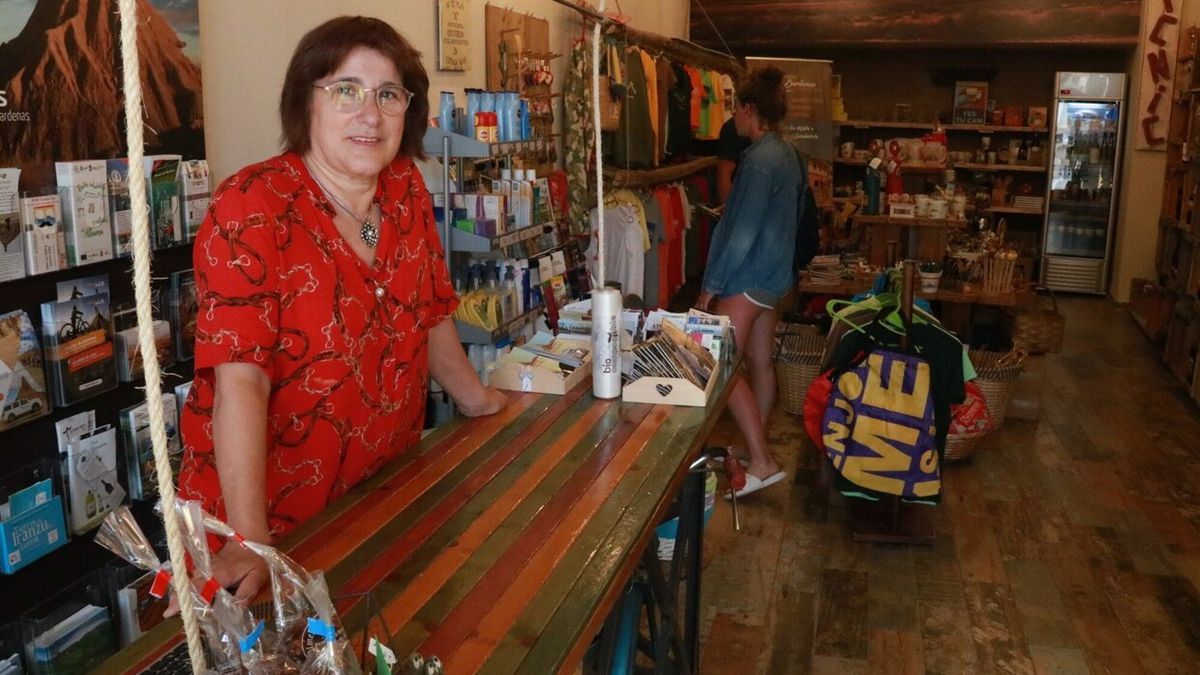 Consuelo Urmeneta, en su tienda de Arguedas.