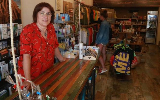 Consuelo Urmeneta, en su tienda de Arguedas.