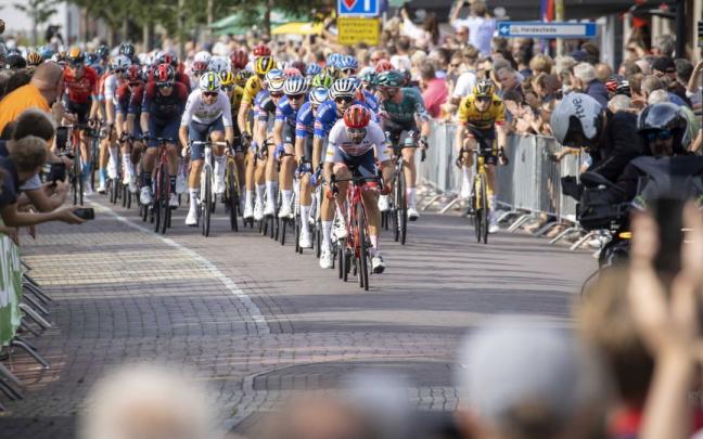 La Vuelta ciclista a Espa&ntilde;a vive tres jornadas por las carreteras vascas, hoy con salida en Gasteiz y llegada a Laguardia, y ma&ntilde;ana, entre Irun y Bilbao, que el jueves alberga la salida hacia Cantabria
