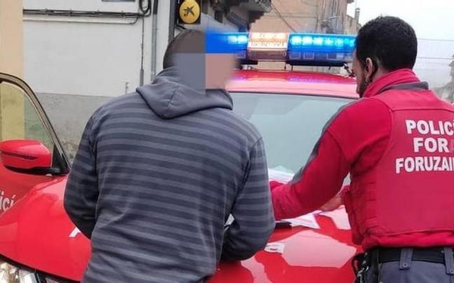 Imagen de la intervención de la patrulla de Tafalla Imagen de la intervención de la patrulla de Tafalla