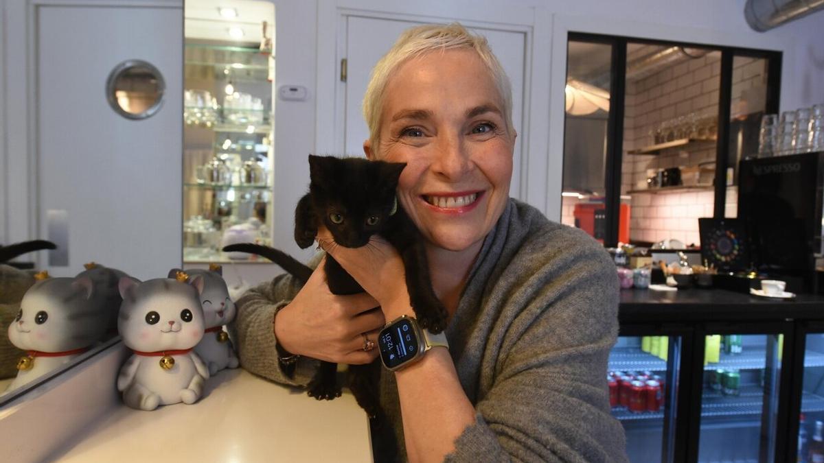 Marta Rodríguez con uno de los inquilinos de local situado en la calle Cristo de Bilbao.