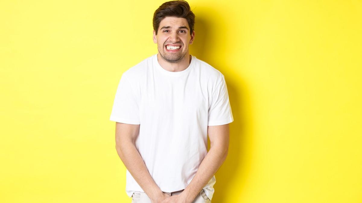 Un hombre con ganas de orinar.