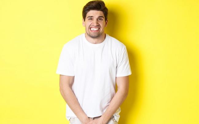 Un hombre con ganas de orinar.