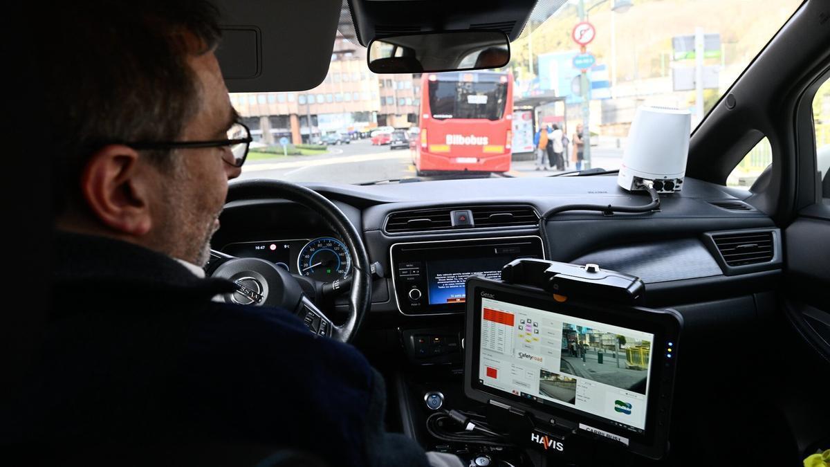 Uno de los vehículos que vigilará los estacionamientos indebidos, en una parada de Bilbobus