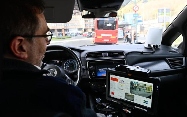 Uno de los vehículos que vigilará los estacionamientos indebidos, en una parada de Bilbobus Uno de los vehículos que vigilará los estacionamientos indebidos, en una parada de Bilbobus